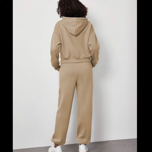 Pullover and sweatpants sets - Picture 3 of 4